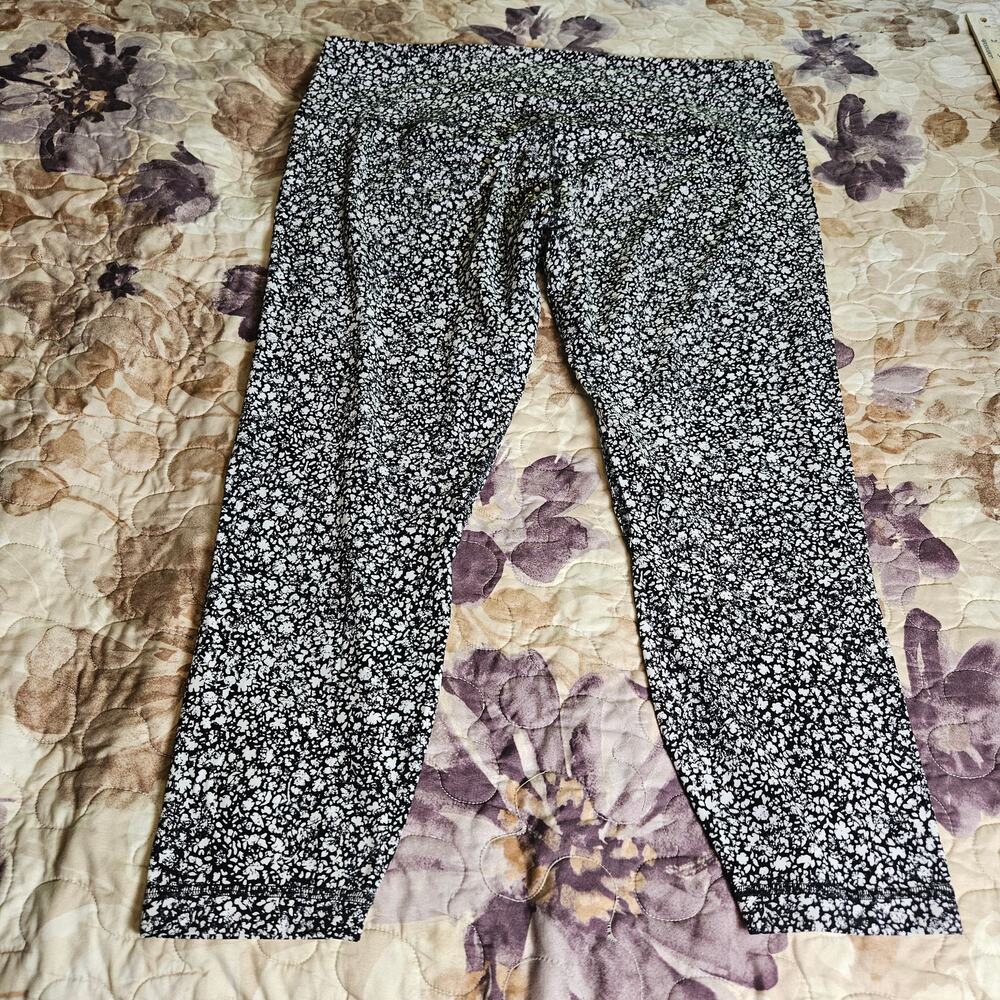 Like New Lululemon Align High Rise Crop Venture Floral Alpine Black White Sz 20 - Picture 3 of 14